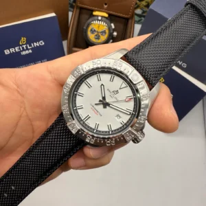 Breitling Avenger Night 44MM Automatico
